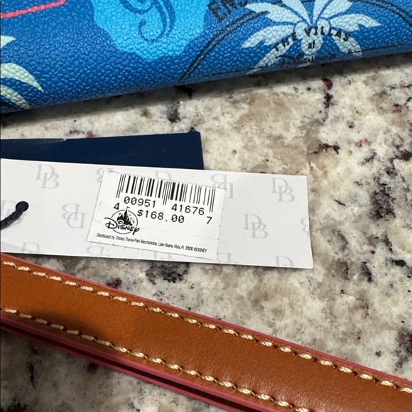 🆕Dooney & Bourke Disney Vacation Club Resorts
Zippered Wristlet Wallet